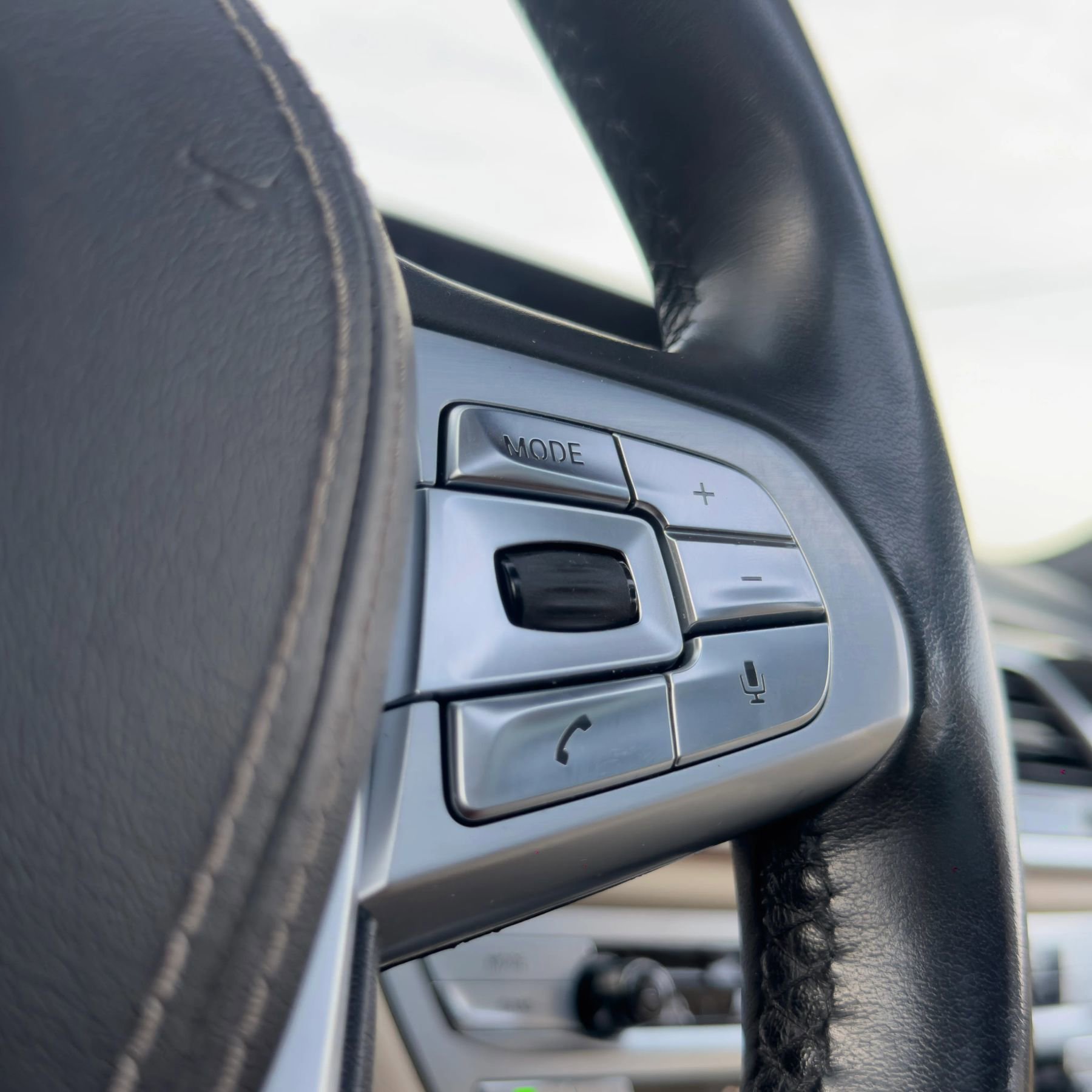 Used 2016 BMW 750Li xDrive image 26