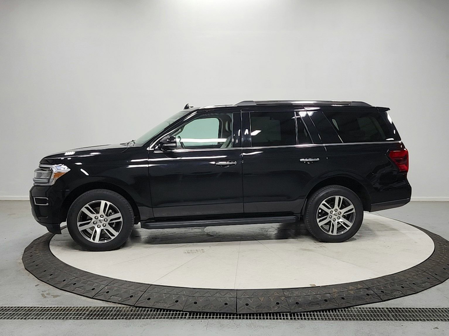 Used 2024 Ford Expedition Limited RWD image 4