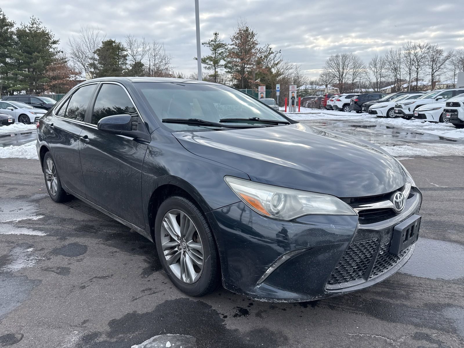 Used 2016 Toyota Camry SE image 3
