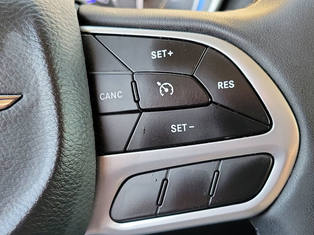 Used 2023 Chrysler 300 Touring w/ Sport Appearance Package image 6