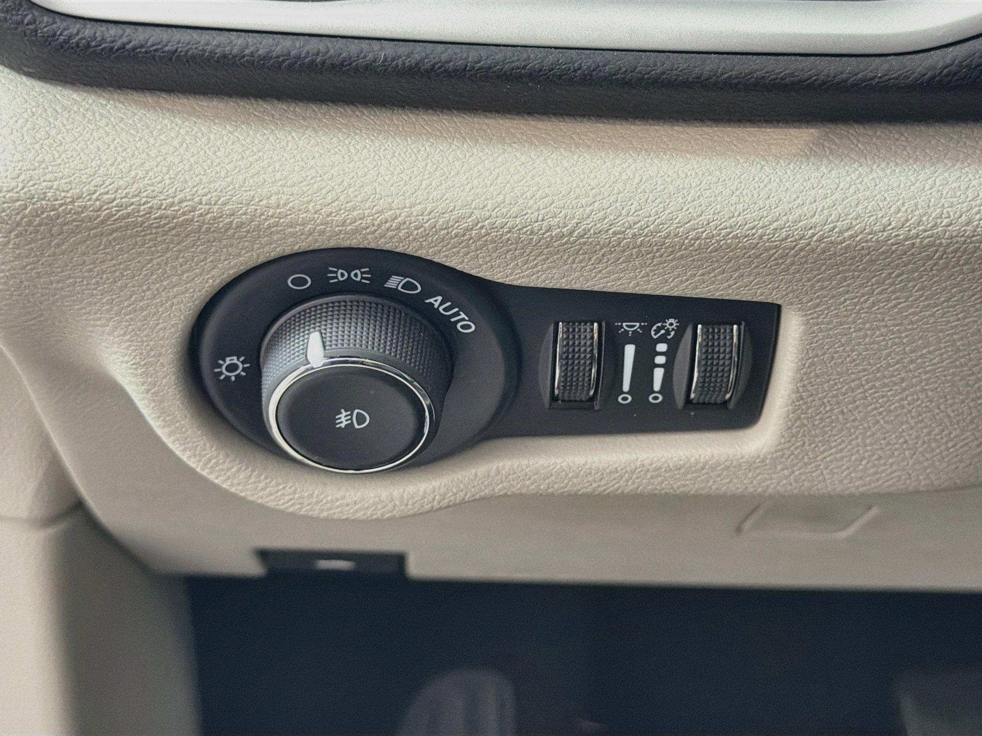 Used 2024 Chrysler Pacifica Touring-L FWD image 16