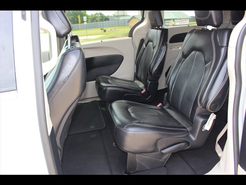 Used 2022 Chrysler Pacifica Touring-L FWD image 16