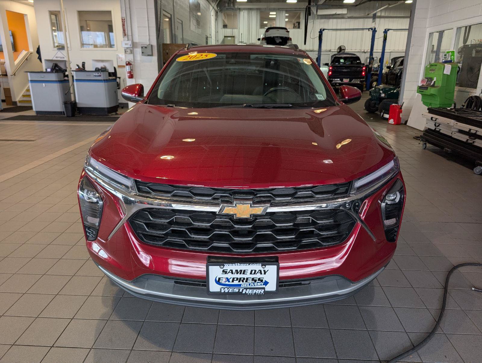 Used 2025 Chevrolet Trax LT w/ LT Convenience Package FWD image 2
