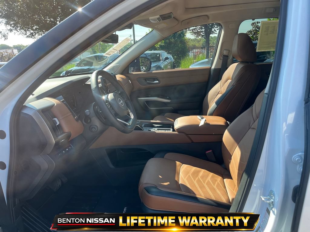 Used 2025 Nissan Pathfinder Platinum FWD image 11
