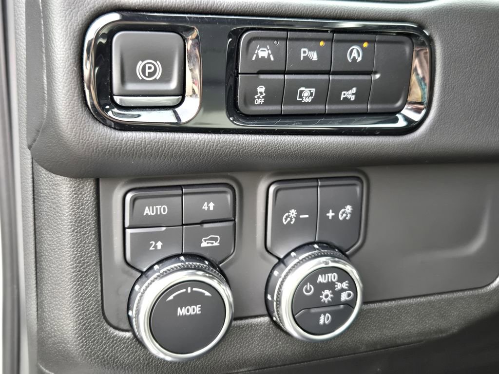 Used 2025 GMC Yukon Denali AWD/4WD image 23