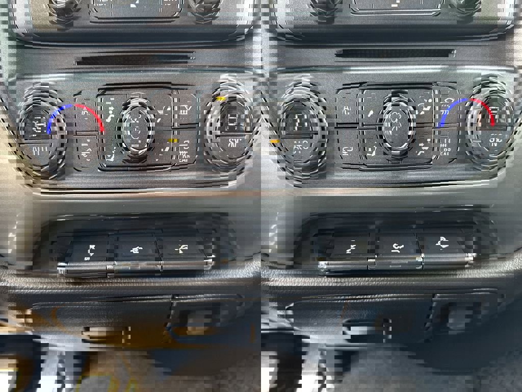 Used 2018 Chevrolet Silverado 3500 LT image 17