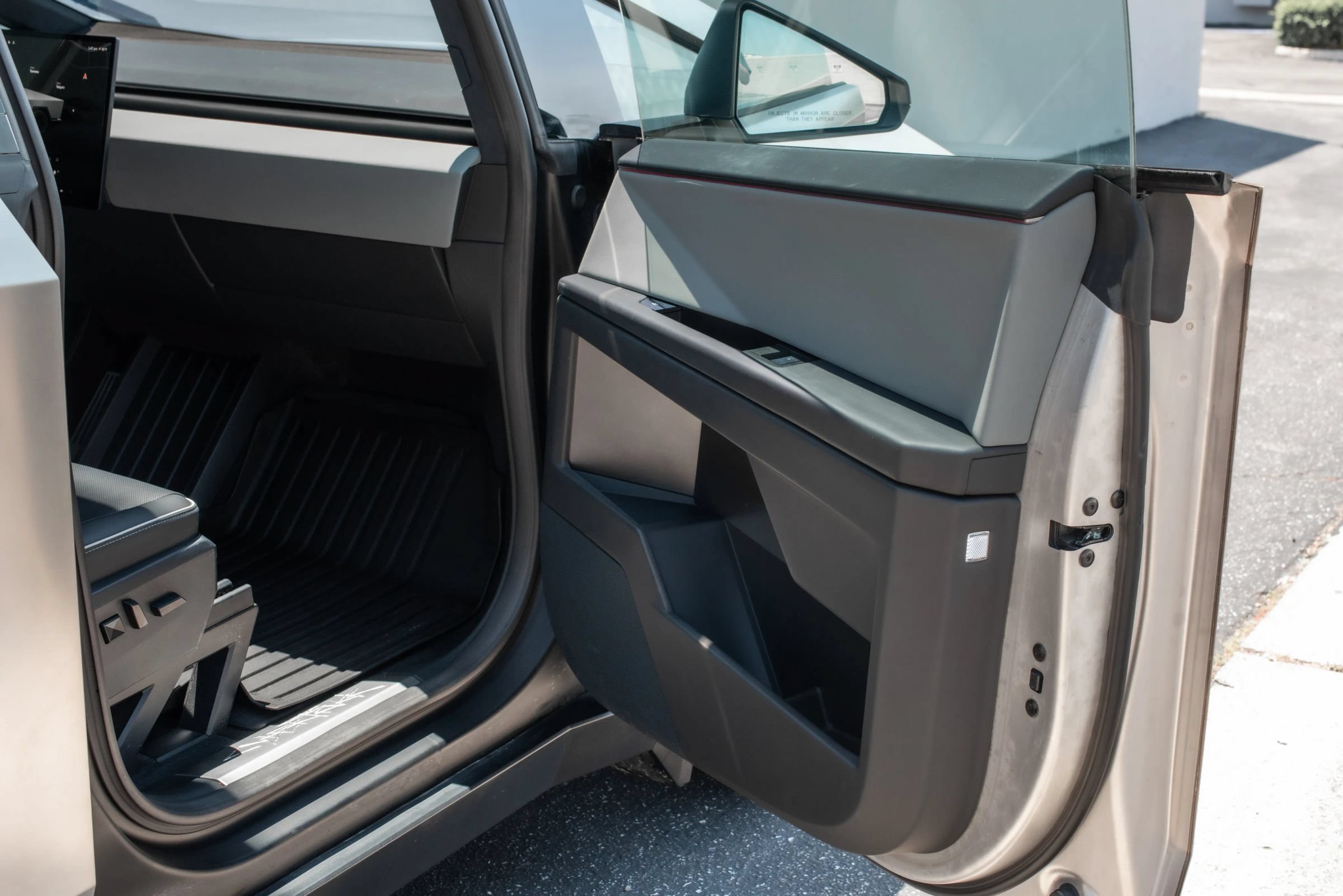 Used 2025 Tesla Cybertruck AWD Crew Cab image 24