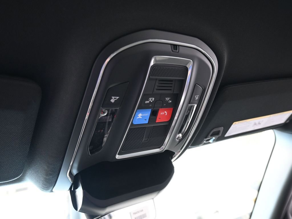 Used 2025 Jeep Grand Cherokee Laredo image 24