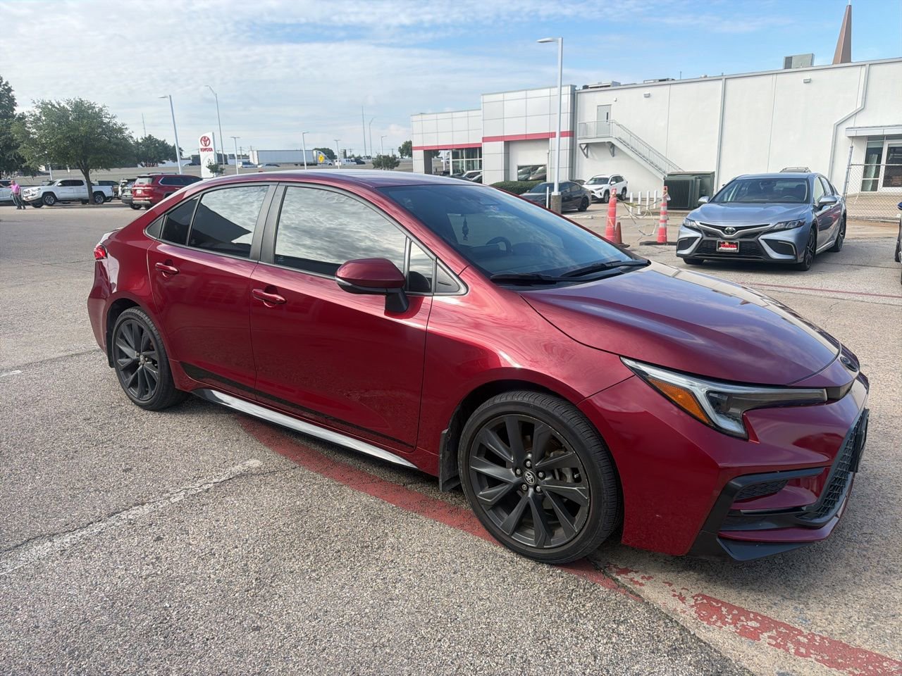 Used 2023 Toyota Corolla SE FWD image 3
