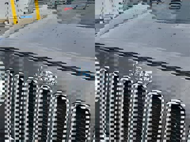 Used 2017 Jeep Wrangler Unlimited Sahara image 32