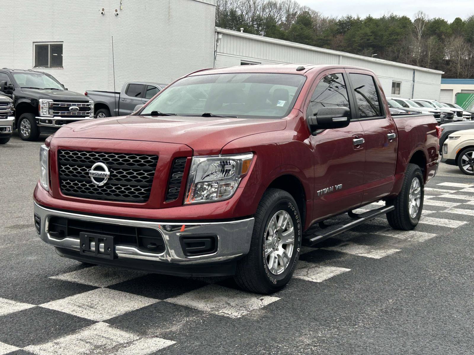 Used 2019 Nissan Titan SV image 6