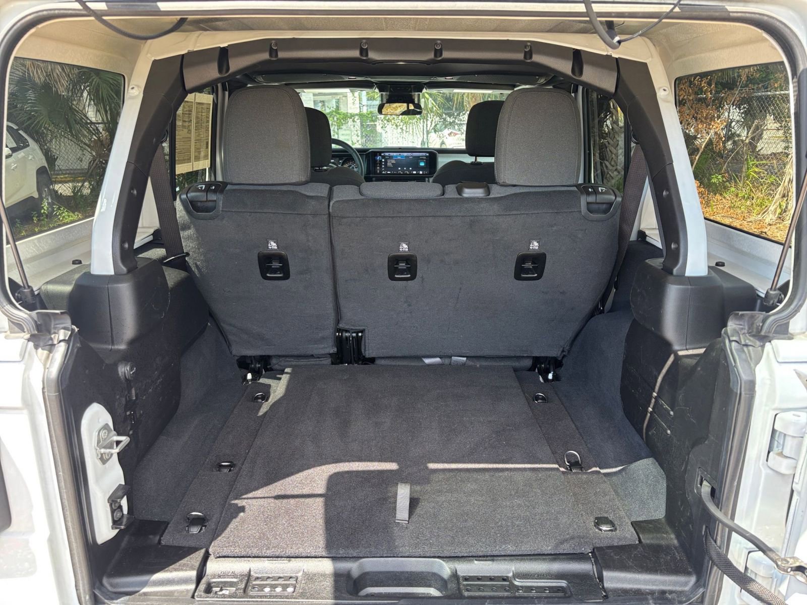 Used 2025 Jeep Wrangler Unlimited Sahara AWD/4WD image 32