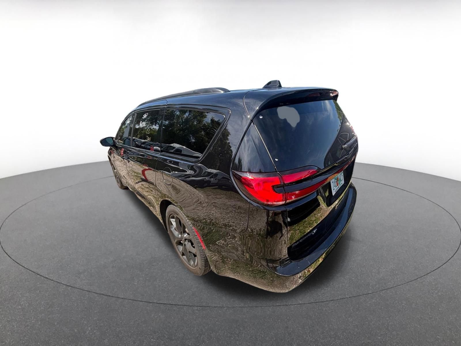 Used 2025 Chrysler Pacifica Limited image 5