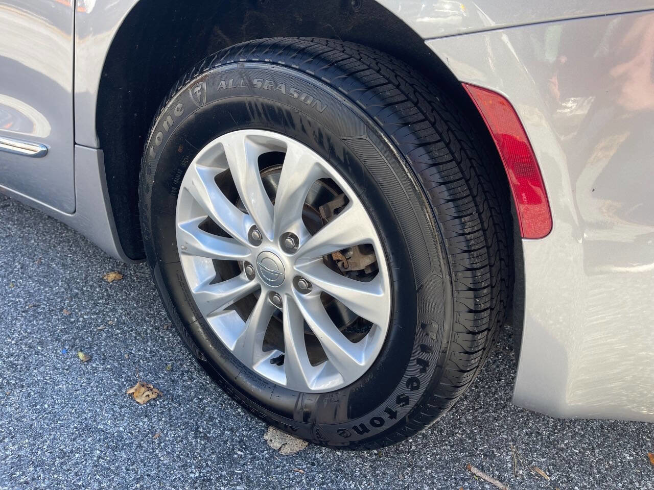 Used 2018 Chrysler Pacifica Touring-L image 40