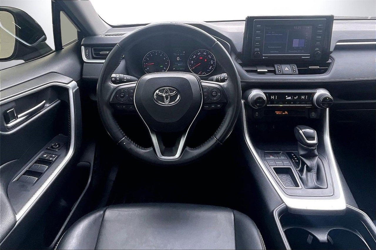Used 2020 Toyota RAV4 XLE Premium image 12