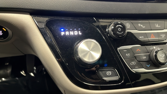 Used 2024 Chrysler Pacifica Touring-L FWD image 18