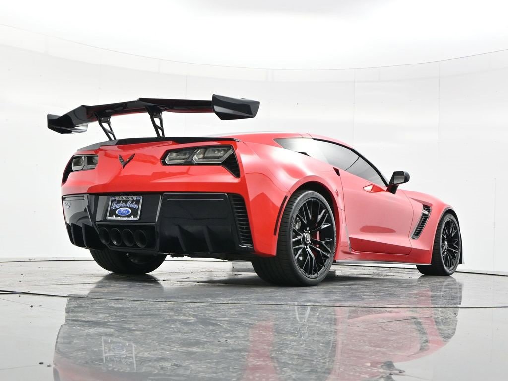 Used 2015 Chevrolet Corvette Z06 w/ 3LZ Preferred Equipment Group image 43
