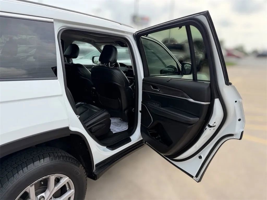 Used 2022 Jeep Grand Cherokee L Limited w/ Luxury Tech Group II AWD/4WD image 16