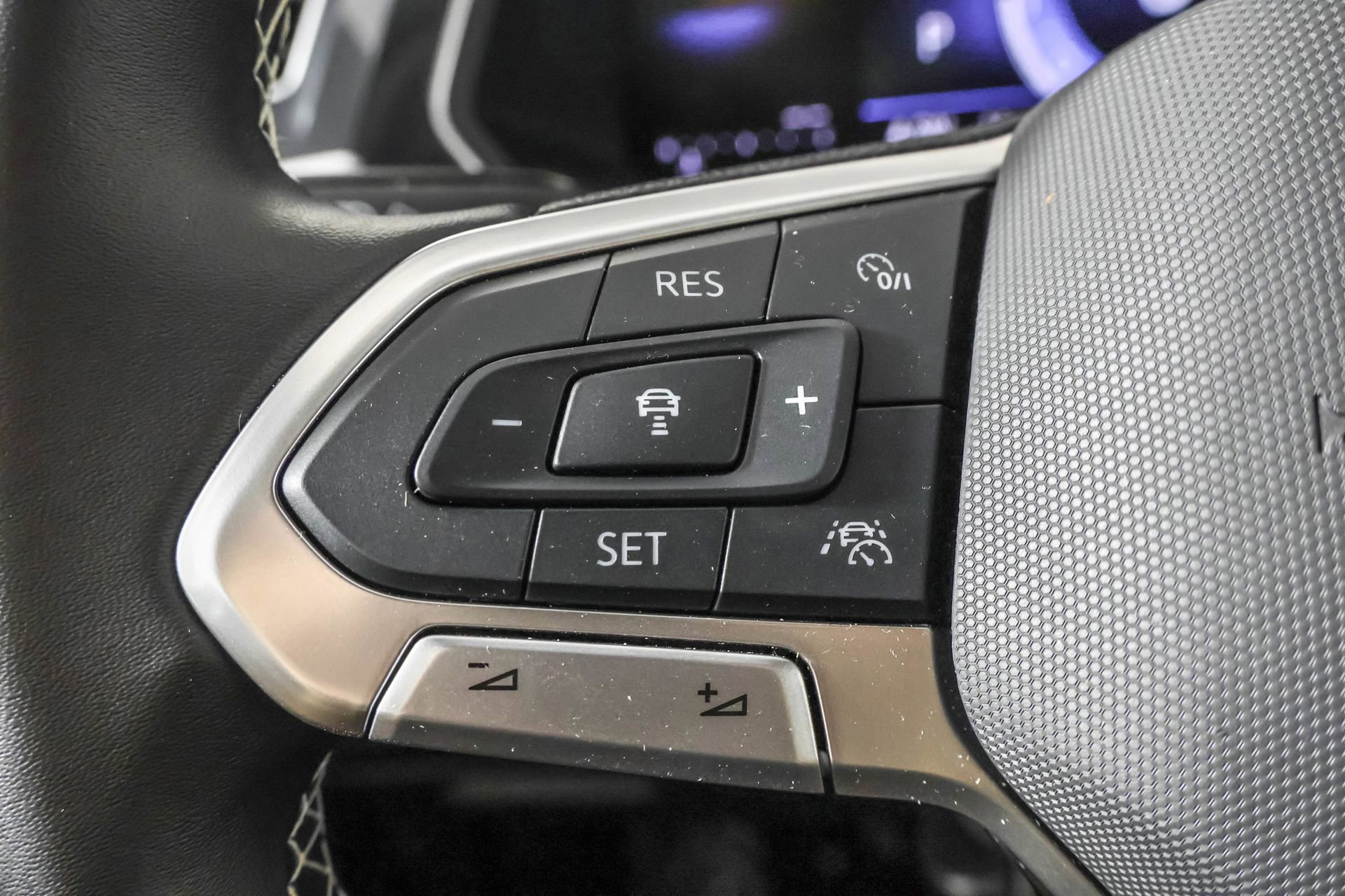 Used 2024 Volkswagen Tiguan SE image 25