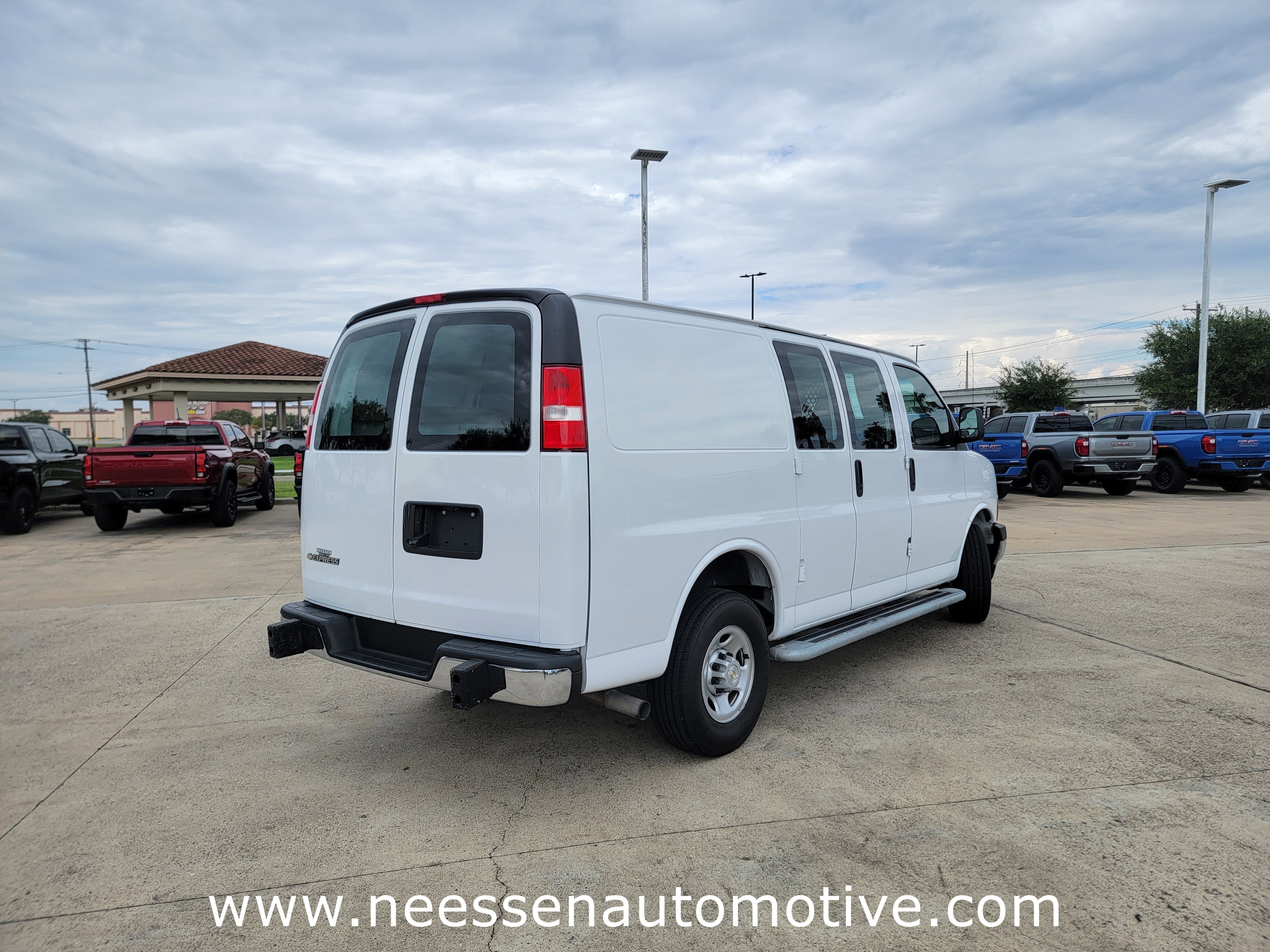 Used 2023 Chevrolet Express 2500 w/ Driver Convenience Package image 7