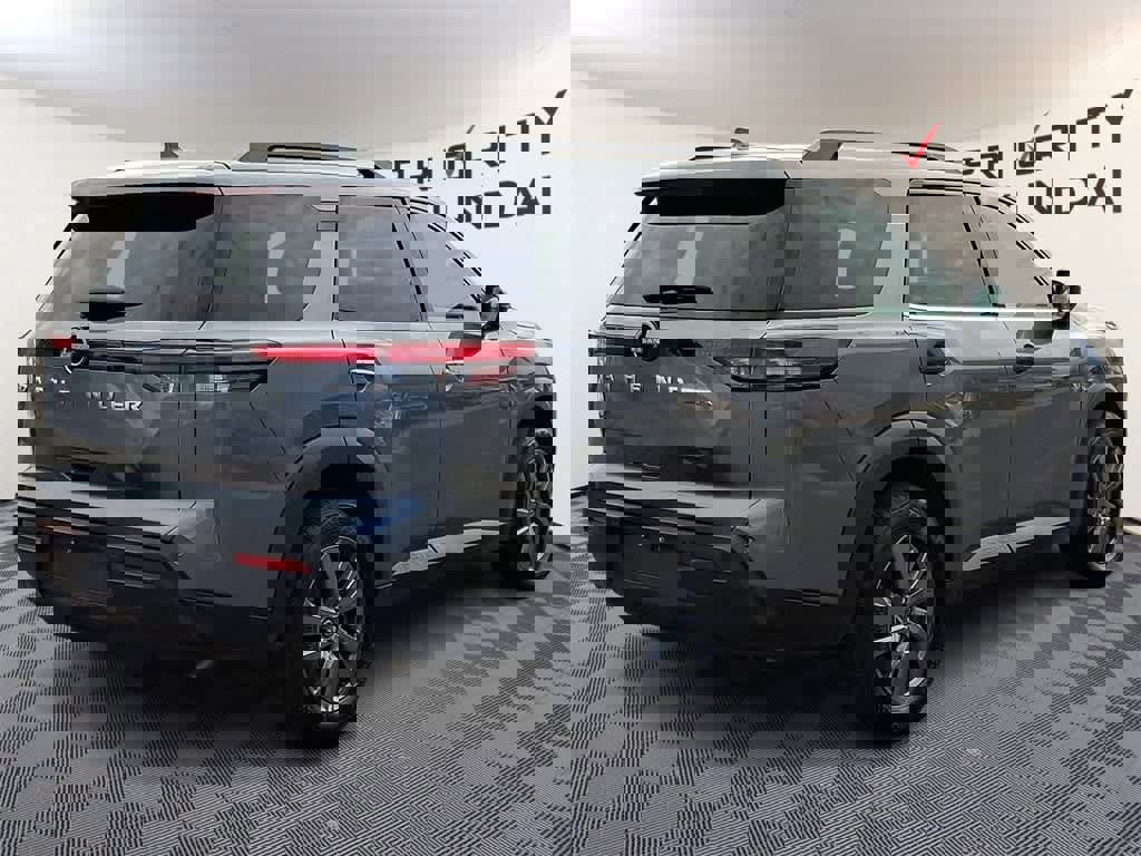 Used 2025 Nissan Pathfinder SV image 4