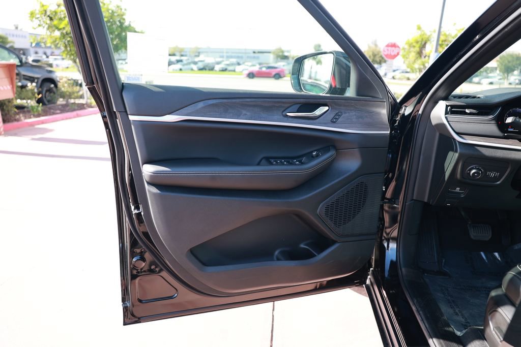 New 2025 Jeep Grand Cherokee Limited image 11