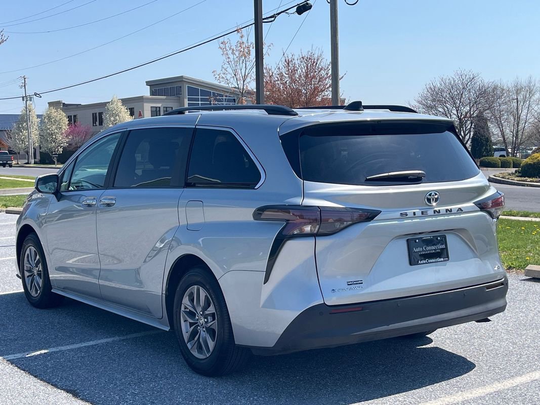 Used 2025 Toyota Sienna XLE AWD/4WD image 6