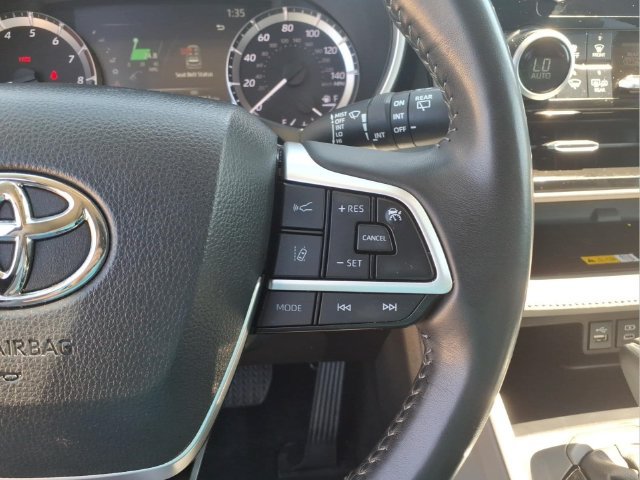 Used 2023 Toyota Highlander XLE AWD/4WD image 17