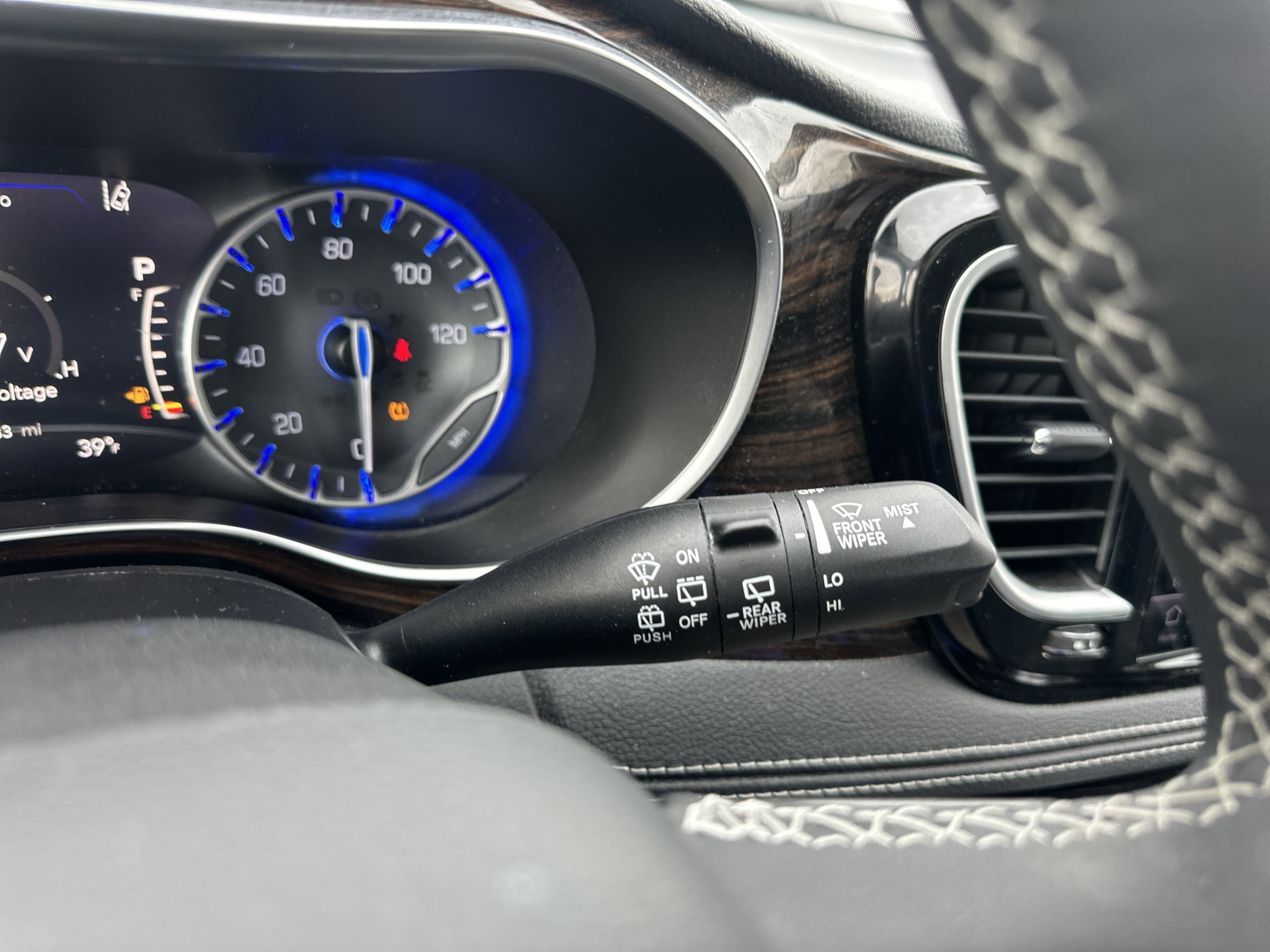 Used 2023 Chrysler Pacifica Limited image 24