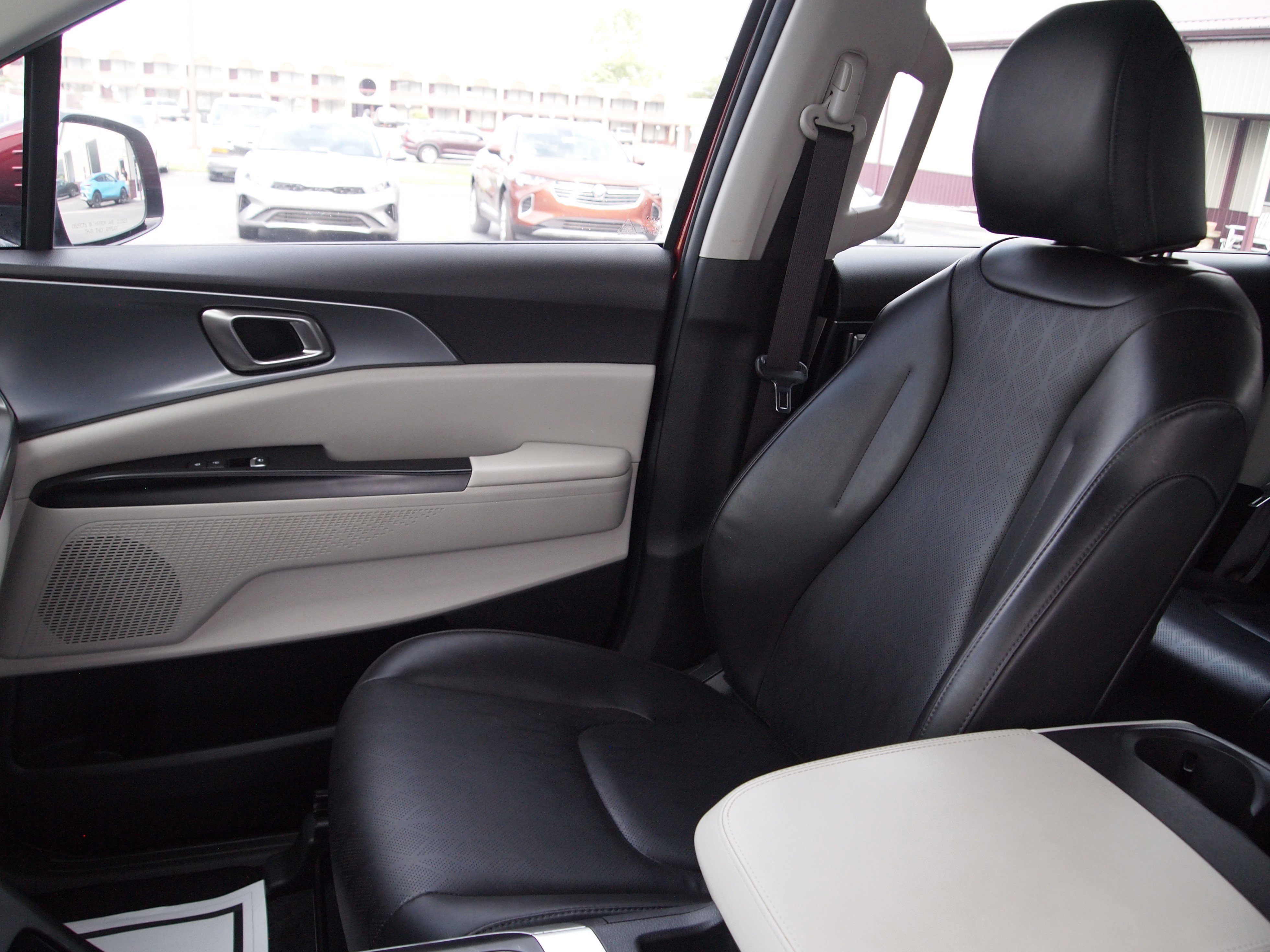 Used 2023 Kia Carnival LX FWD image 17