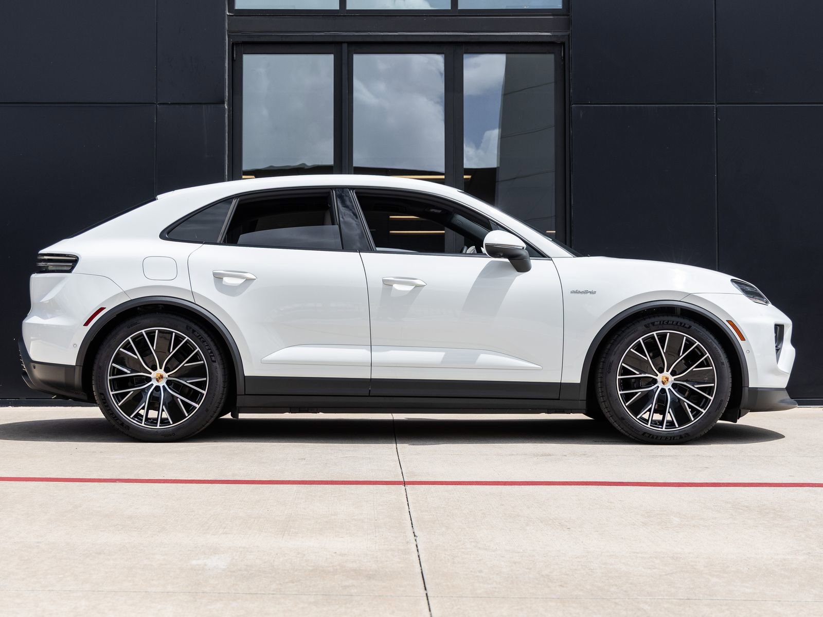 Certified 2025 Porsche Macan Electric image 12