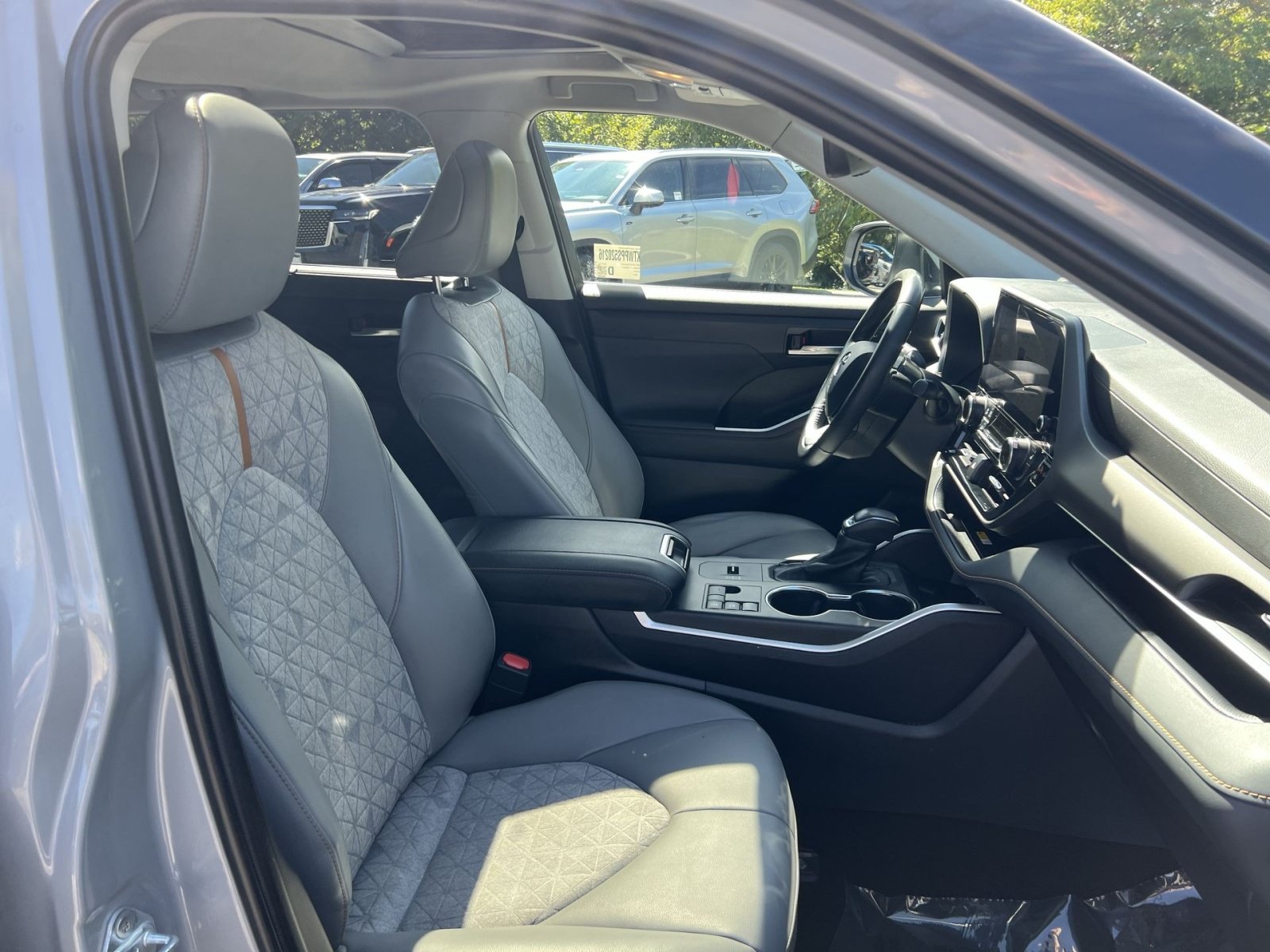 Used 2023 Toyota Highlander Bronze Edition FWD image 27