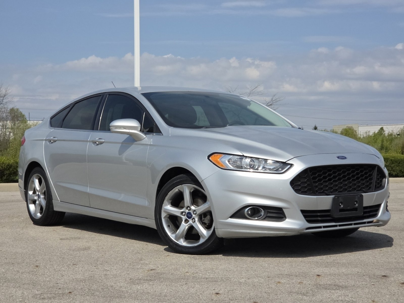Used 2016 Ford Fusion SE image 2