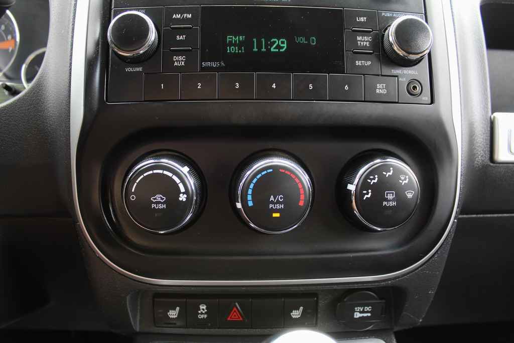 Used 2017 Jeep Compass Latitude FWD image 19