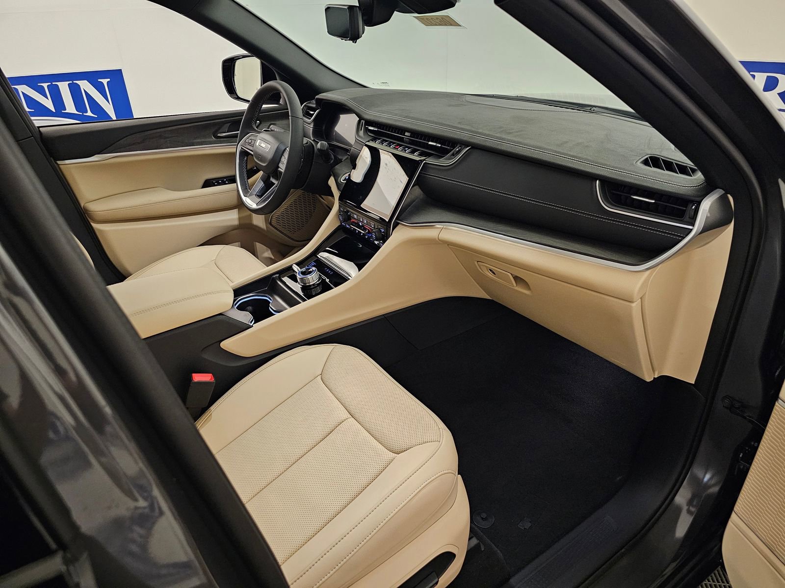 New 2025 Jeep Grand Cherokee Limited w/ Luxury Tech Group II image 39