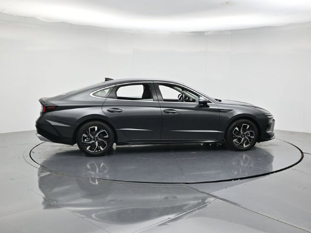 Used 2025 Hyundai Sonata SEL FWD image 2