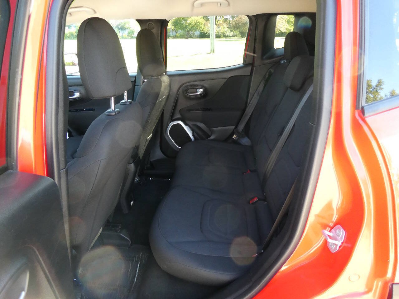 Used 2019 Jeep Renegade Latitude w/ Cold Weather Group FWD image 23