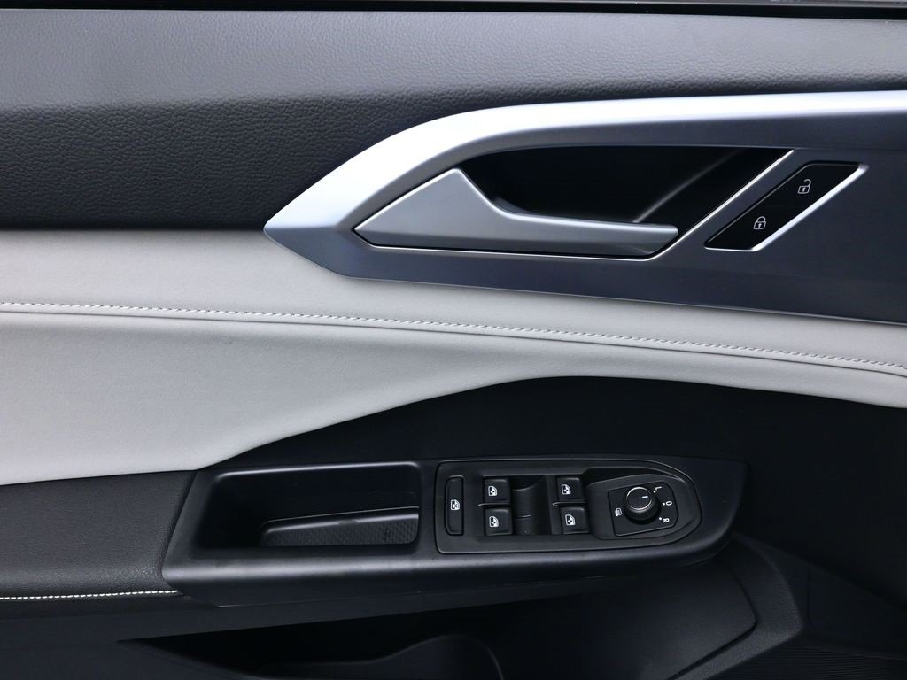 New 2025 Volkswagen Taos SE image 21