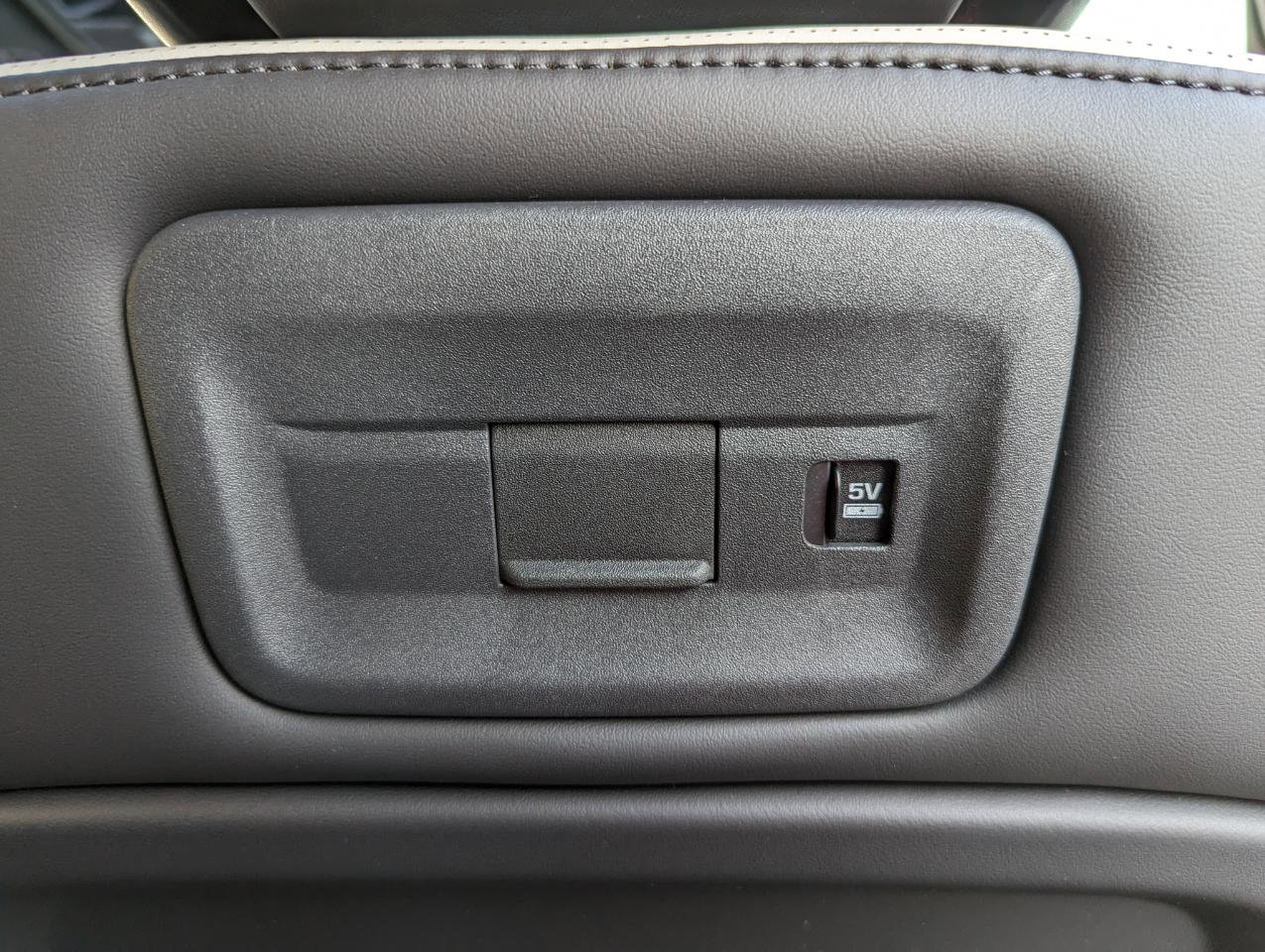 Used 2024 Land Rover Discovery Dynamic SE image 32