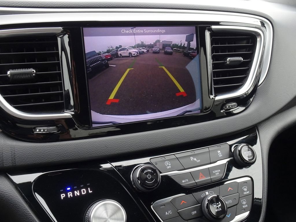 Used 2019 Chrysler Pacifica Touring Plus w/ S Appearance Package FWD image 18