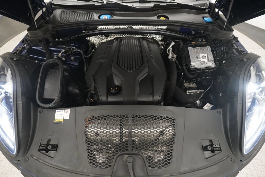 Certified 2022 Porsche Macan AWD/4WD image 9