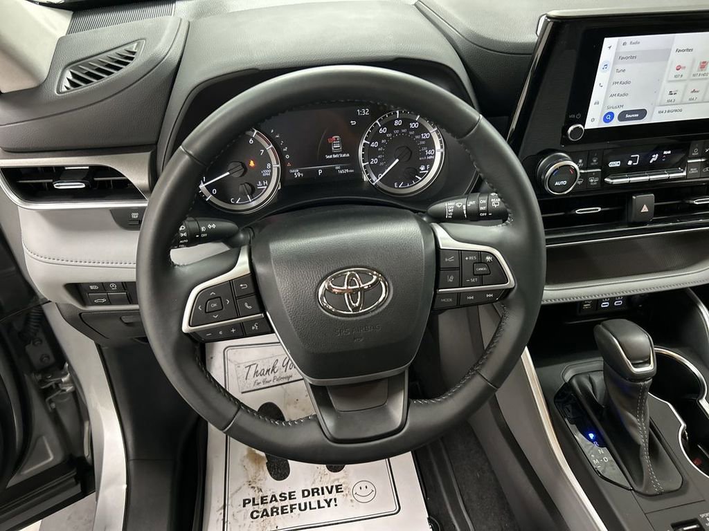 Used 2023 Toyota Highlander LE AWD/4WD image 4
