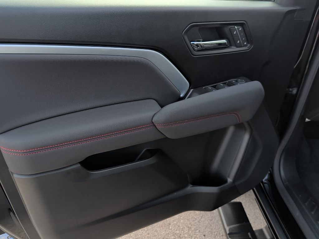 Used 2025 Chevrolet Colorado Z71 w/ Midnight Edition image 14