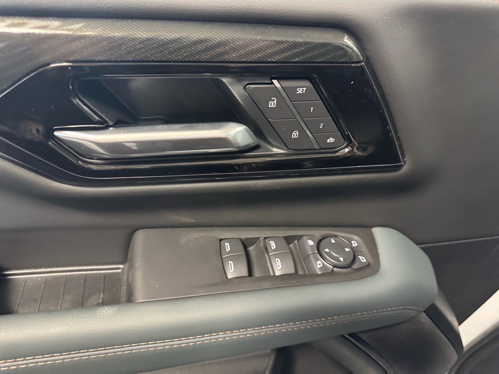 New 2026 GMC Yukon XL AT4 w/ AT4 Premium Plus Package AWD/4WD image 18