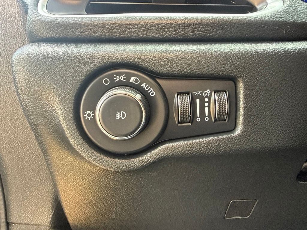 Used 2025 Chrysler Pacifica Limited FWD image 32