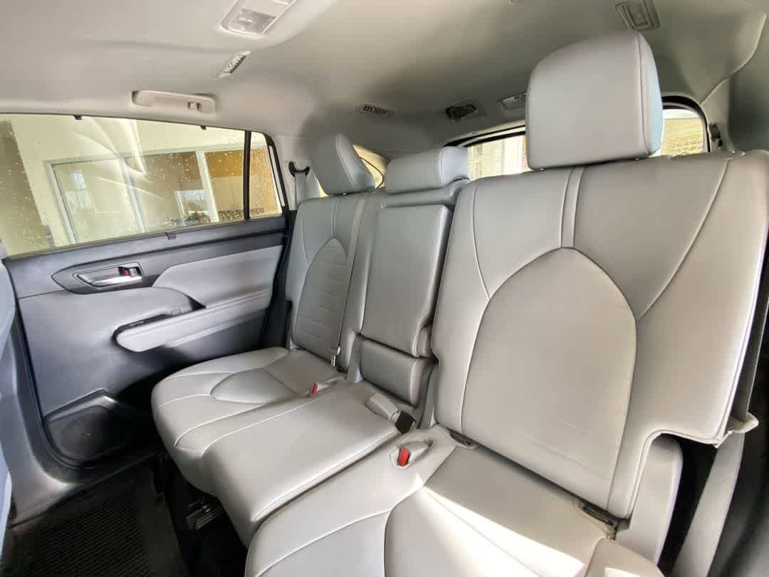 Used 2022 Toyota Highlander XLE AWD/4WD image 26