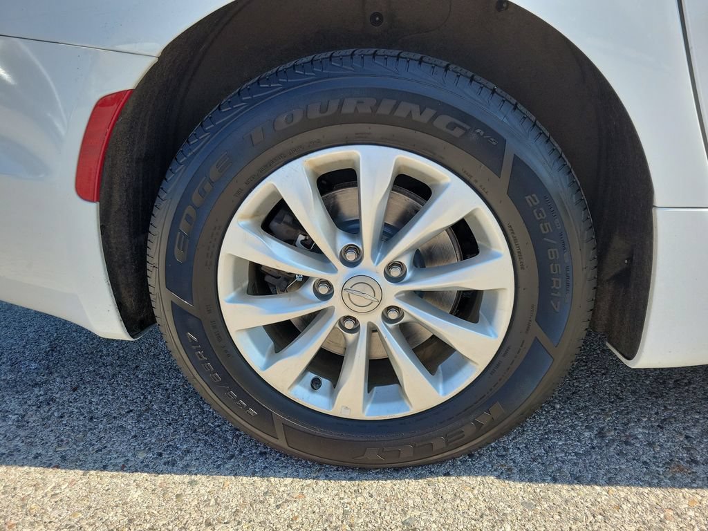 Used 2019 Chrysler Pacifica Touring-L FWD image 5