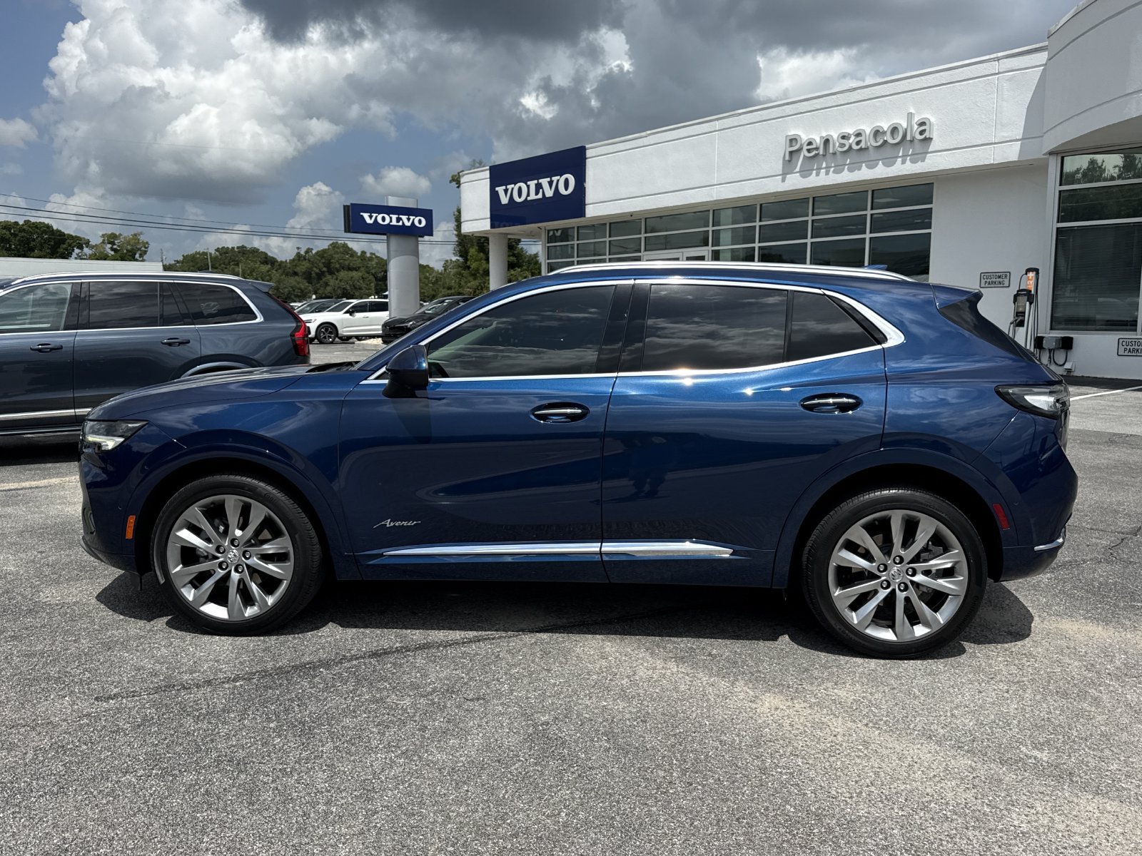 Used 2022 Buick Envision Avenir w/ Technology Package II FWD image 2