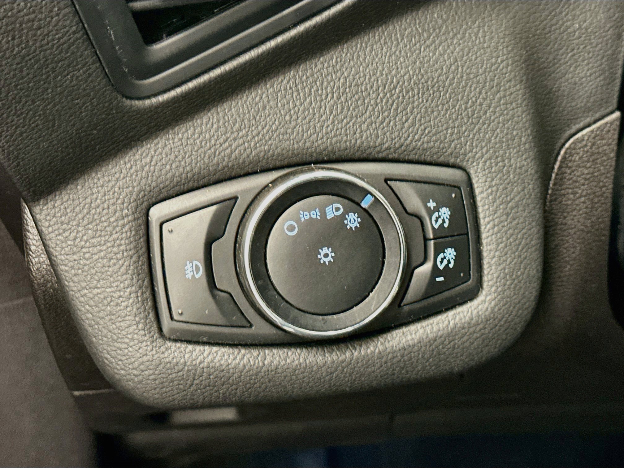 Used 2014 Ford C-MAX Energi SEL w/ Equipment Group 301A FWD image 17