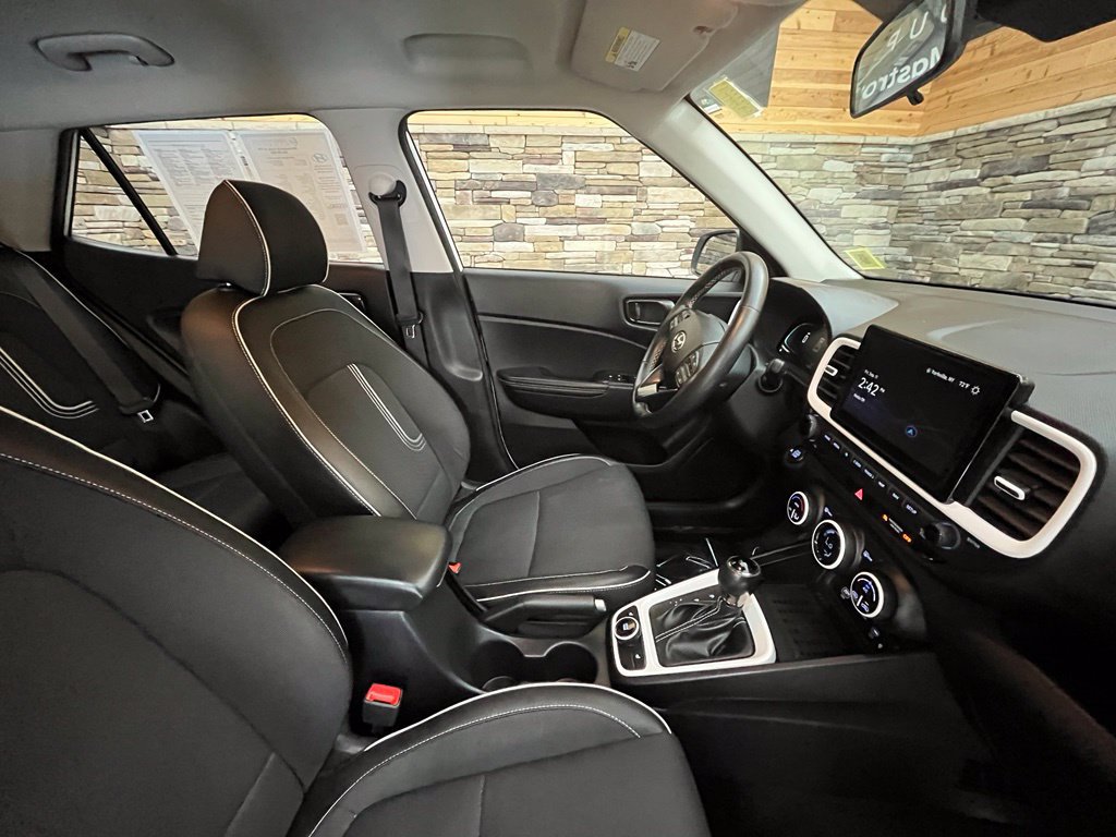 Used 2024 Hyundai Venue Limited FWD image 28